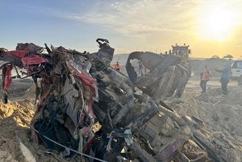 Un equipo OCHa ayudA a trabajadores de la Media Luna Roja Palestina y de la Defensa Civil a recuperar los cadáveres de sus compañeros de una fosa común improvisada en Rafah, Gaza.