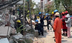 Equipos chinos llevan a cabo operaciones de rescate en Mandalay, Myanmar.