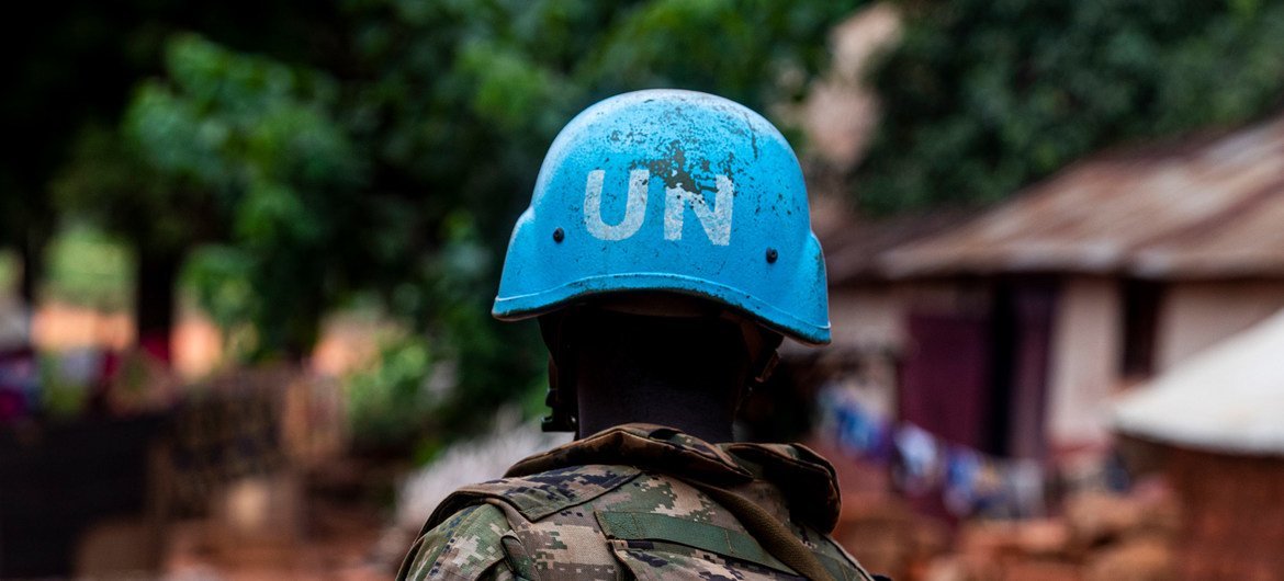 Boinas-azuis militares e civis atuam lado a lado nas linhas de frente dos trabalhos da ONU nos ambientes mais desafiadores pelo mundo