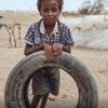 من الأرشيف: عمران، طفل يمني، في جلسة قراءة القصص في أحد مواقع النزوح في تعزية، اليمن.