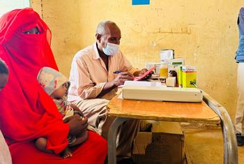 Mhudumu wa afya akiwahudumia akina mama na watoto wao wakati wa kliniki inayohamishika iliyoandaliwa na UNICEF katika jimbo la Kassala, Sudan.
