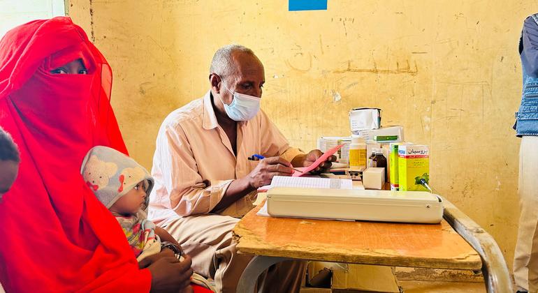 Mhudumu wa afya akiwahudumia akina mama na watoto wao wakati wa kliniki inayohamishika iliyoandaliwa na UNICEF katika jimbo la Kassala, Sudan.