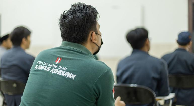 Estudiar para obtener un título universitario forma parte de un programa piloto apoyado por la ONU en el centro penitenciario de clase IIA de Tangerang, en Indonesia.