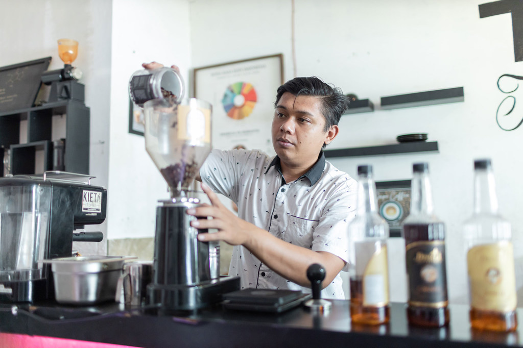 Emprender un negocio es difícil después de cumplir condena en prisión, afirma Haswin, un ex-drogadicto de 32 años que abrió una cafetería tras salir del Centro Penitenciario de Clase IIA de Tangerang (Indonesia) en enero de 2022.