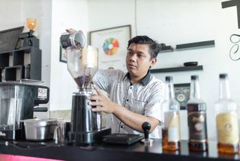 Haswin, de 32 anos que abriu uma cafeteria depois de deixar o Estabelecimento Correcional Classe IIA de Tangerang, na Indonésia, em janeiro de 2022.