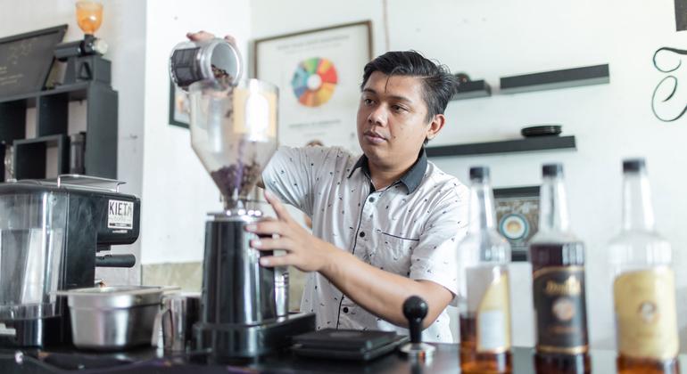 Emprender un negocio es difícil después de cumplir condena en prisión, afirma Haswin, un ex-drogadicto de 32 años que abrió una cafetería tras salir del Centro Penitenciario de Clase IIA de Tangerang (Indonesia) en enero de 2022.