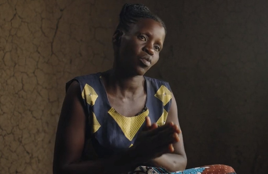 Sprina Robi Chacha, mkulima kutoka Kenya, anaonyeshwa ameketi na kuzungumza wakati wa mahojiano kuhusu tuzo yake ya kubadili kutoka kilimo cha tumbaku hadi maharagwe yenye protini nyingi.