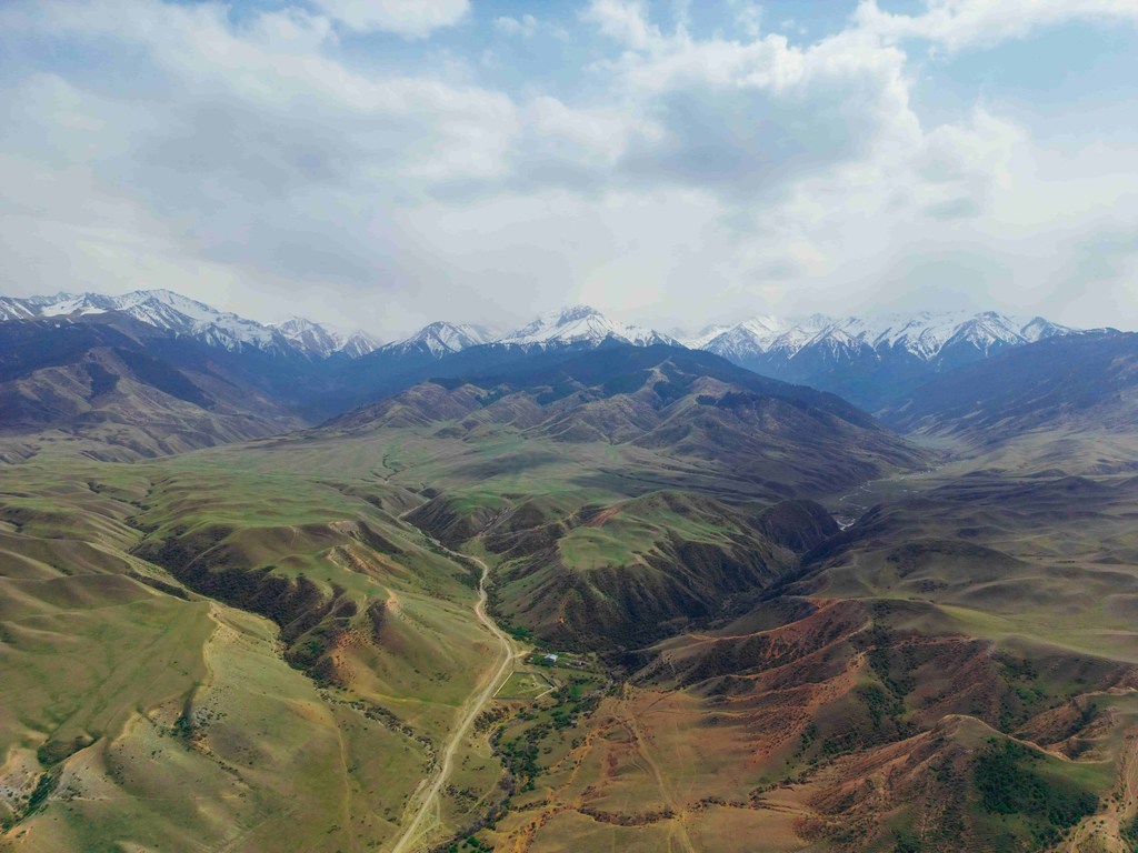 Национальный парк «Көлсай Көлдері» расположен вблизи горного хребта Кунгей-Алатау на границе с Кыргызстаном.