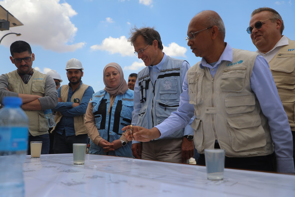 ديفيد كاردن، نائب منسق الأمم المتحدة الإقليمي للشؤون الإنسانية للأزمة السورية (في الوسط) يزور مشروع معالجة مياه الصرف الصحي التابع لليونيسف في إدلب.