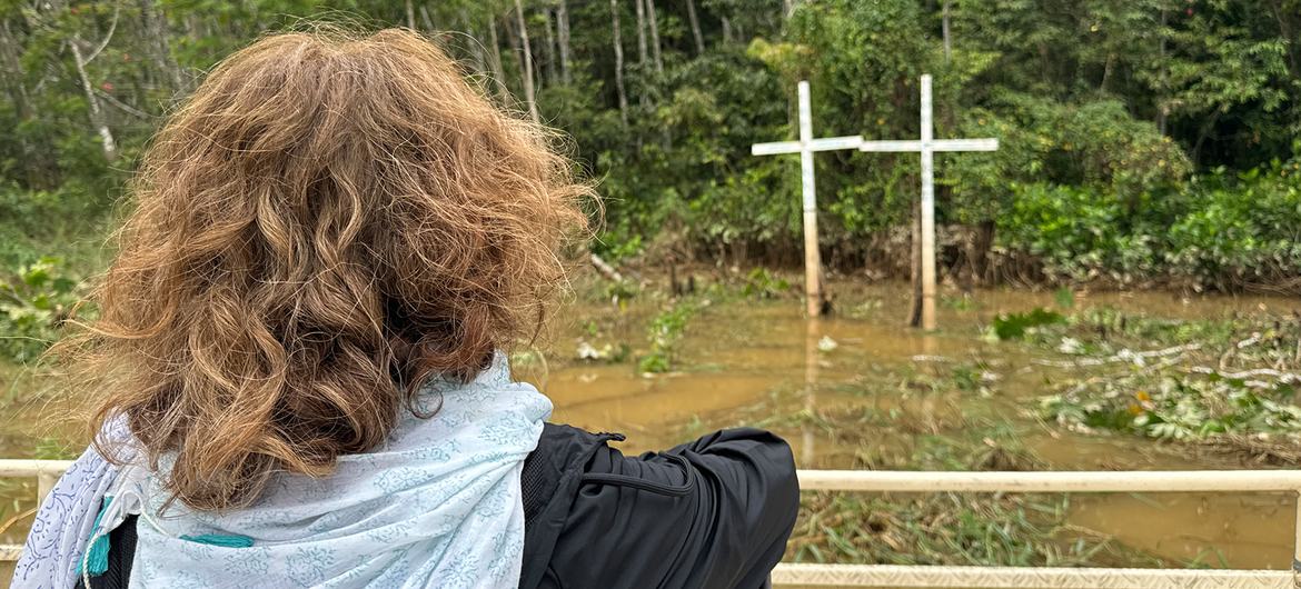 Cruzes colocadas em homenagem a Dom Phillips e Bruno Pereira no local onde foram emboscadas no Vale do Javari, na Amazônia brasileira.