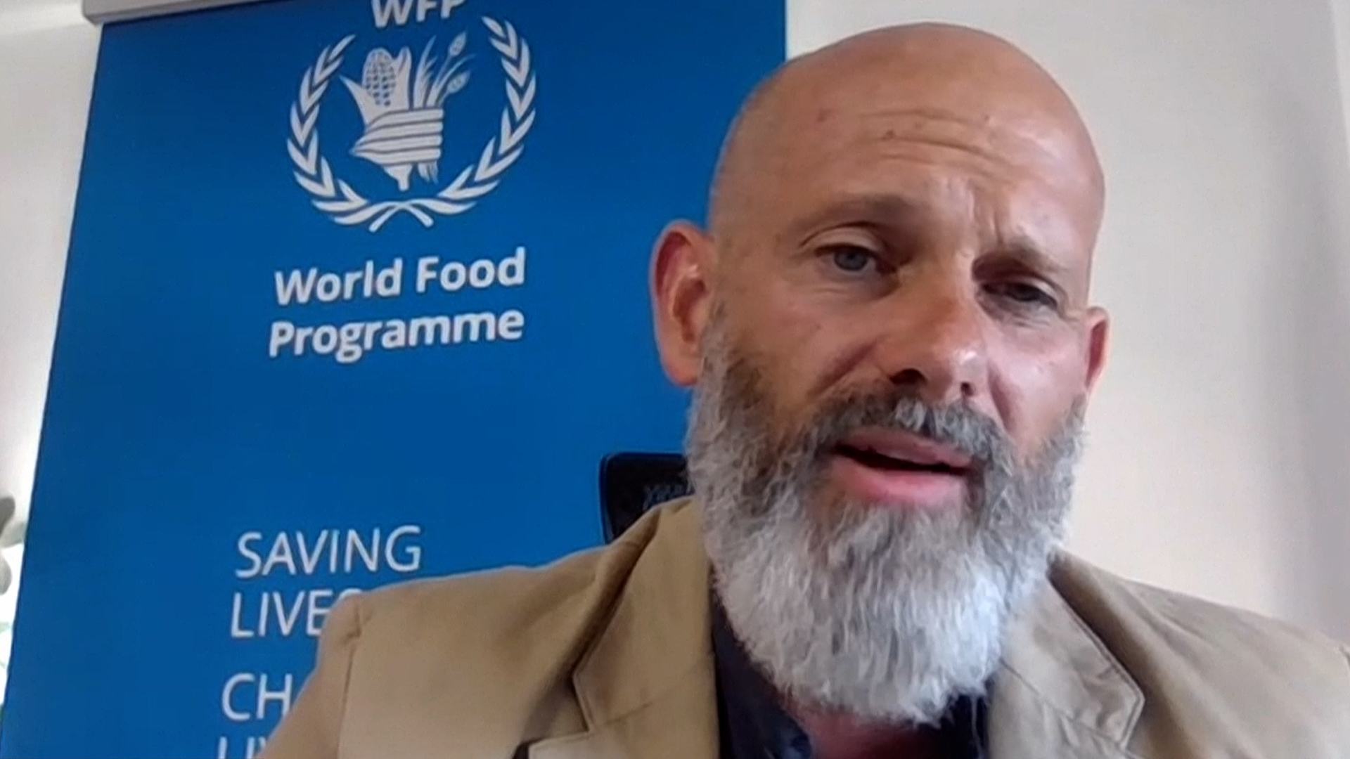 ماثيو هولينجورث، المدير القطري المؤقت لبرنامج الأغذية العالمي في متحدثا عبر الفيديو من القدس إلى الصحفيين في نيويورك، حول الوضع في غزة.
