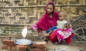 म्याँमार से जान बचाकर भागे लाखों रोहिंज्या शरणार्थी, बांग्लादेश के कॉक्सेस बाज़ार में रह रहे हैं, जिन्हें यूएन एजेंसियाँ मदद मुहैया करा रही हैं.