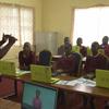 Mfanyakazi wa UNICEF anatumia lugha ya ishara kufundisha kikundi cha wanafunzi darasani nchini Kenya.