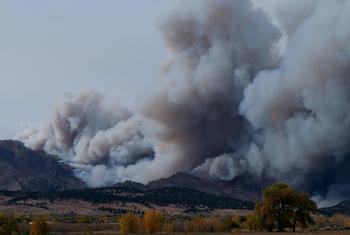 Un incendie de forêt fait rage dans le Colorado aux États-Unis. Un incendie de forêt fait rage dans le Colorado aux États-Unis.