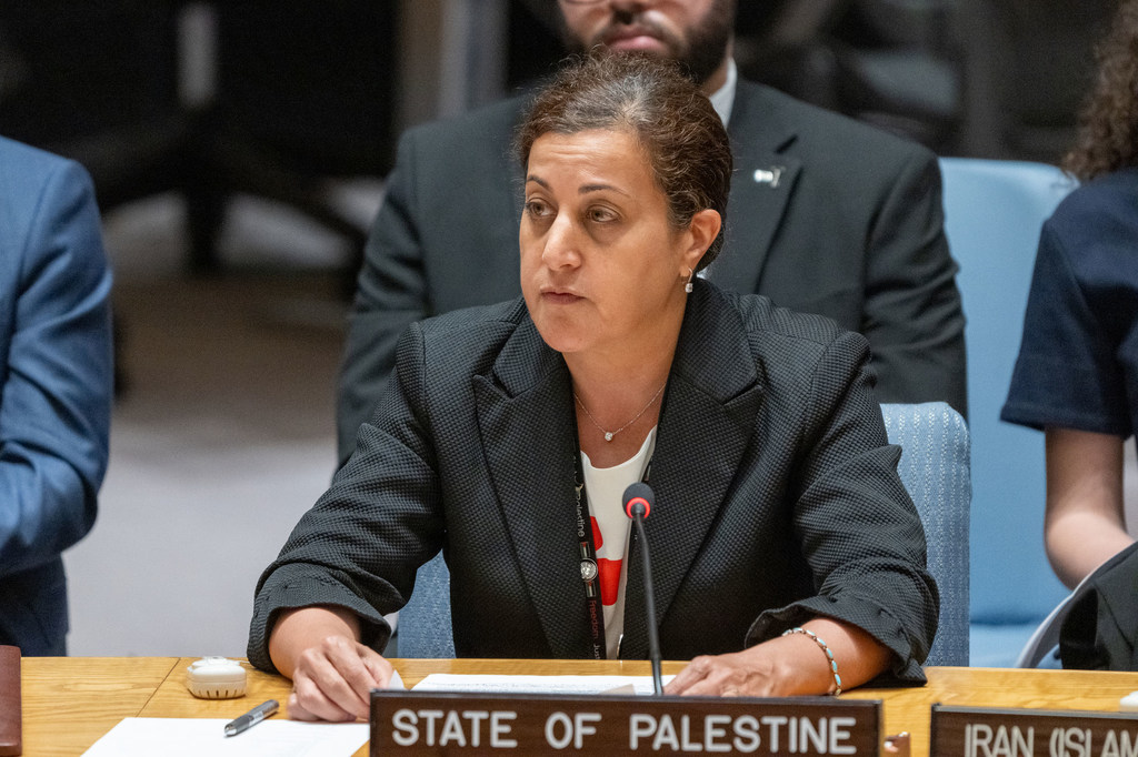 السفيرة فدا عبد الهادي، نائبة المراقب الدائم لدولة فلسطين لدى United Nations، تخاطب اجتماع مجلس الأمن بشأن الوضع في الشرق الأوسط، بما في ذلك القضية الفلسطينية.