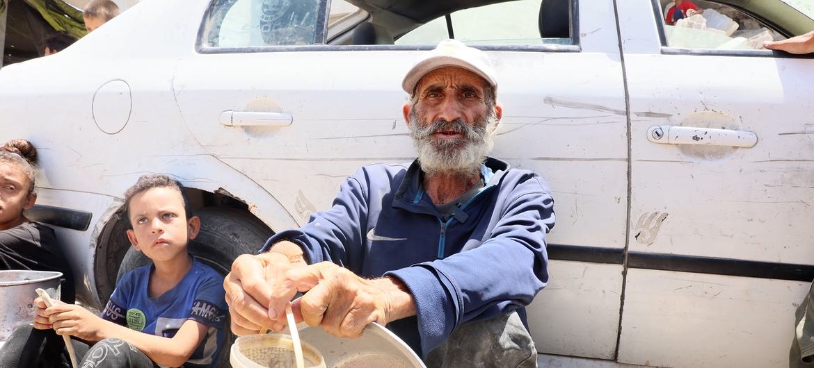 بعد كفاحٍ، تمكن زياد الغريز - وهو نازح في غزة - من الحصول على كوب من حساء العدس من أحد المطابخ المجتمعية الخيرية.