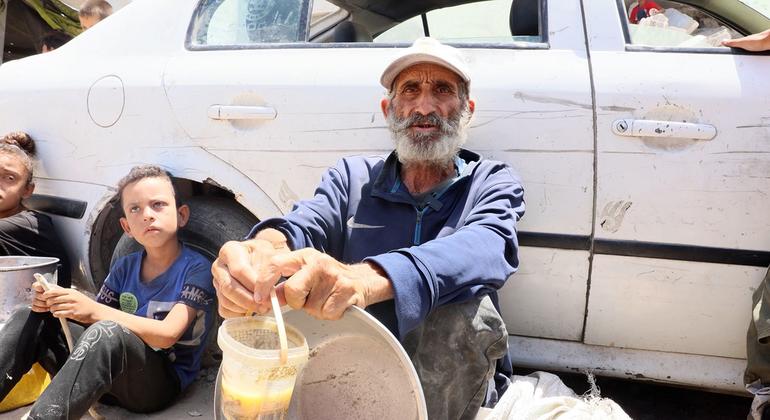 بعد كفاحٍ مرير، تمكن زياد الغريز، وهو نازح من غزة، من الحصول على كوب من حساء العدس. بعد كفاحٍ مرير، تمكن زياد الغريز، وهو نازح من غزة، من الحصول على كوب من حساء العدس.