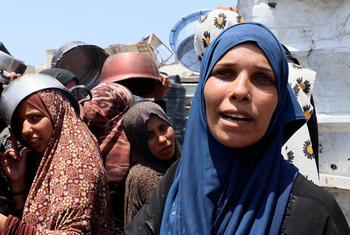 Une femme attend de recevoir de la nourriture à Gaza.
