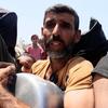حسام القماري، نازح من حي الشجاعية في غزة، ينتظر الحصول على مساعدات غذائية من أحد المطابخ المجتمعية، محاولا تأمين الغذاء لأسرته