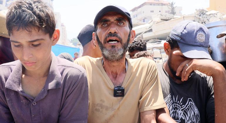 بسام أبو عودة، نازح من بيت حانون،ينتظر دوره للحصول عى شوربة العدس.