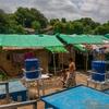 Les catastrophes et les combats ont contraint des millions de personnes à travers le Myanmar à fuir leur foyer pour se mettre en sécurité. Beaucoup trouvent refuge dans des camps de déplacés comme celui-ci, situé dans le centre du Myanmar.