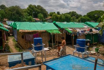 Les catastrophes et les combats ont contraint des millions de personnes à travers le Myanmar à fuir leur foyer pour se mettre en sécurité. Beaucoup trouvent refuge dans des camps de déplacés comme celui-ci, situé dans le centre du Myanmar.