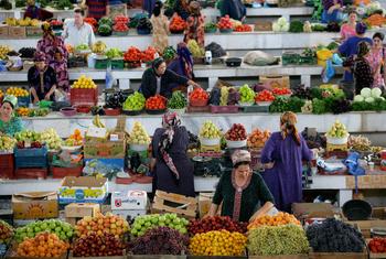 तुर्कमेनिस्तान की राजधानी अश्गाबात में महिलाएँ एक सब्ज़ी बाज़ार में ख़रीदारी करती हुईं.