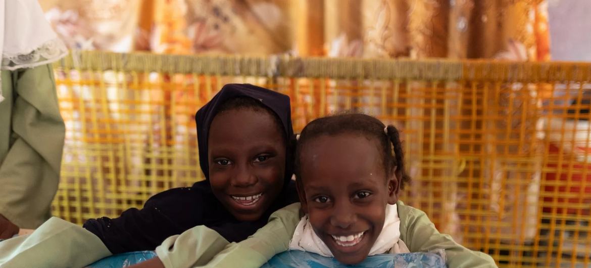 Wanafunzi katika shule ya wasichana ya Arabee Aradawiya huko Damazine, Jimbo la Blue Nile wakipokea Mikoba na vifaa vingine vya shule vinavyosambazwa na UNICEF.