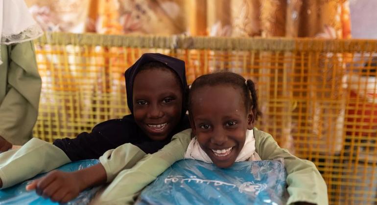 Wanafunzi katika shule ya wasichana ya Arabee Aradawiya huko Damazine, Jimbo la Blue Nile wakipokea Mikoba na vifaa vingine vya shule vinavyosambazwa na UNICEF.