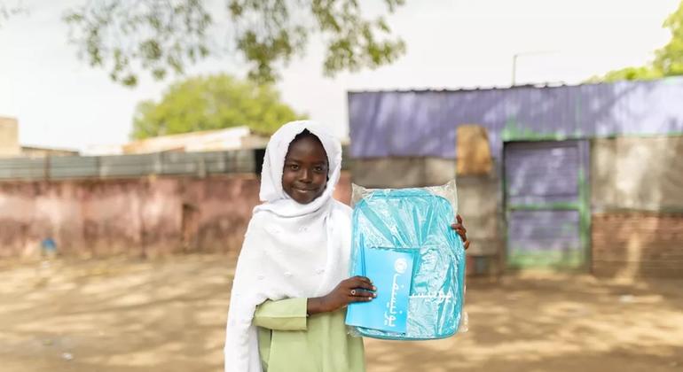 Aden, msichana mwenye umri wa miaka 10 anasema aliwakosa walimu wake sana. Akiwa ameshikilia seti yake mpya ya jiometri, anatazamia kukamilisha somo analopenda zaidi la hisabati.