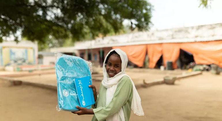 Hapo awali, Renad alitumia mfuko wa plastiki kubeba vitabu na kalamu yake. Sasa, akiwa na begi lake jipya la shule, madaftari yake yako salama na yamepangwa vizuri. Kwake, kurudi shuleni kunamaanisha muda zaidi na matembezi ya asubuhi ya thamani pamoja n…