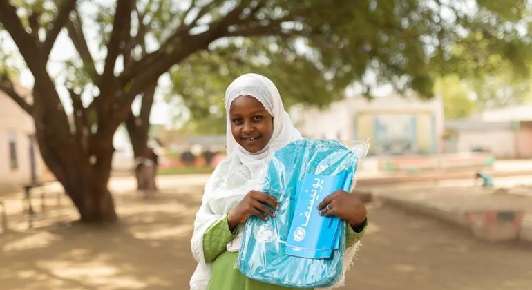 Tawasol, Msichana mkimbizi kutoka Khartoum, ambaye ni mwanafunzi katika shule ya wasichana ya Arabee Aradawiya huko Damazine, Jimbo la Blue Nile akishikilia begi lake huku akitabasamu.