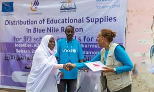 Mwalimu katika shule ya wasichana ya Arabee Aradawiya huko Damazine, Jimbo la Blue Nile anapokea usaidizi kutoka kwa UNICEF, ambayo inasema kuwawezesha walimu kunamaanisha kusaidia ujifunzaji bora.