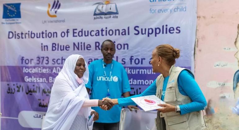 Mwalimu katika shule ya wasichana ya Arabee Aradawiya huko Damazine, Jimbo la Blue Nile anapokea usaidizi kutoka kwa UNICEF, ambayo inasema kuwawezesha walimu kunamaanisha kusaidia ujifunzaji bora.
