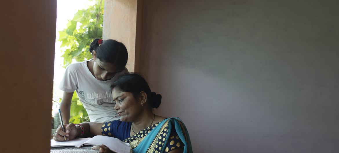 45 वर्षीय निशा चौहान ने 5वीं कक्षा की पढ़ाई छोड़ने के बाद, अब 12वीं कक्षा पूरी की. उनकी बेटी, साक्षी चौहान, जो 7वीं कक्षा में है, पढ़ाई में उनकी मदद करती हैं.