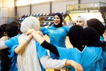 ज़ुबैदा (बीच में) की पैनल्टी किक से, मोसुल महिला फुटबॉल क्लब के मैच जीतने पर जश्न मनाती टीम.