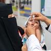 在也门，一名儿童在一场全国范围内的免疫接种活动中接种疫苗。