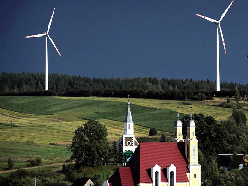 Au Bélarus, le PNUD a aidé à construire le plus grand parc éolien du pays.  L'énergie éolienne pourrait aider la Biélorussie à devenir indépendante sur le plan énergétique d'ici 2050.