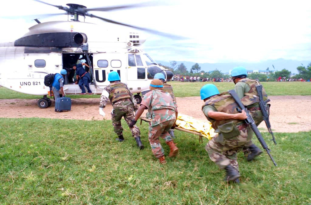 Des Casques bleus blessés transportés pour être soignés après avoir été attaqués à Kiwanja, dans le Nord-Kivu, en RDC, par le groupe armé M23.