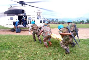 من الأرشيف: جرحى من قوات حفظ السلام التابعة للأمم المتحدة في جمهورية الكونغو الديمقراطية من المغرب يتم نقلهم لتلقي العلاج بعد تعرضهم للهجوم في كيوانجا، روتشورو شمال كيفو.