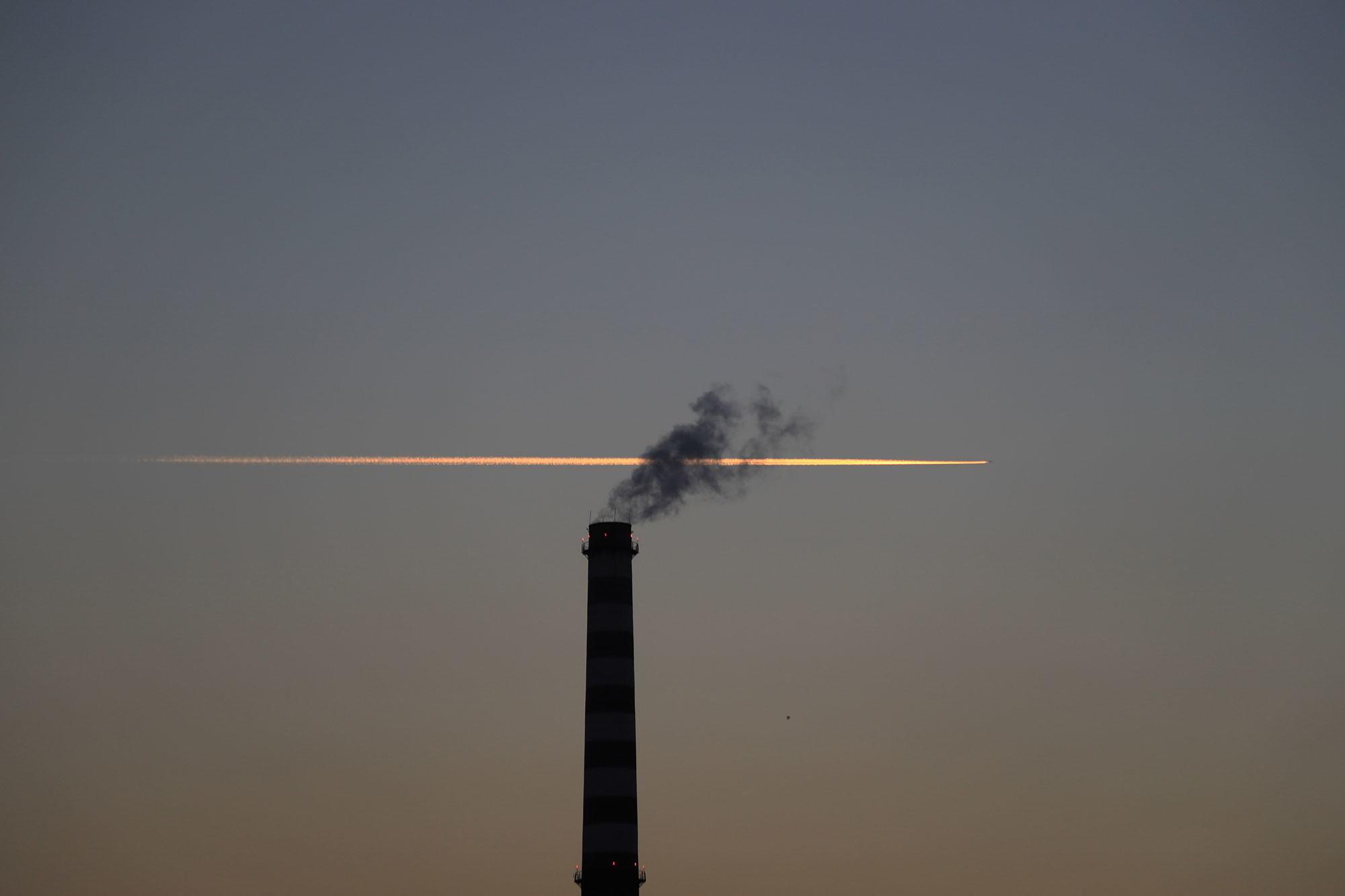 化石燃料排放的空气污染物对环境和公众健康都有害。