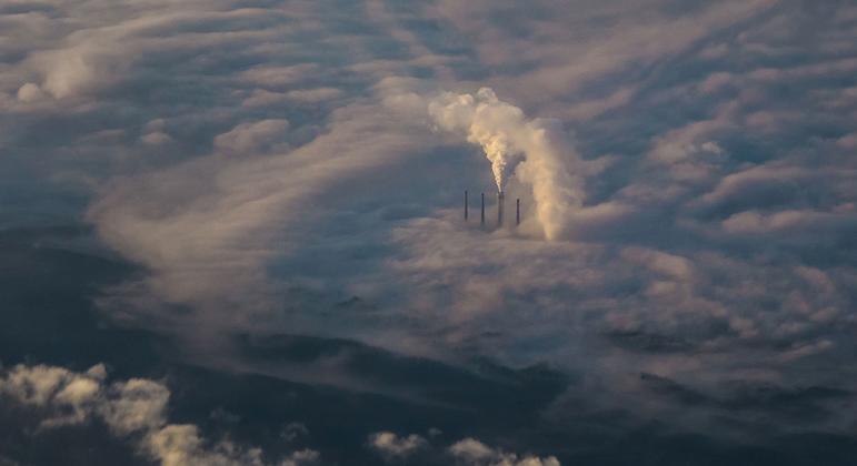 Las centrales eléctricas que utilizan combustibles fósiles son uno de los mayores emisores de los gases de efecto invernadero que provocan el cambio climático.