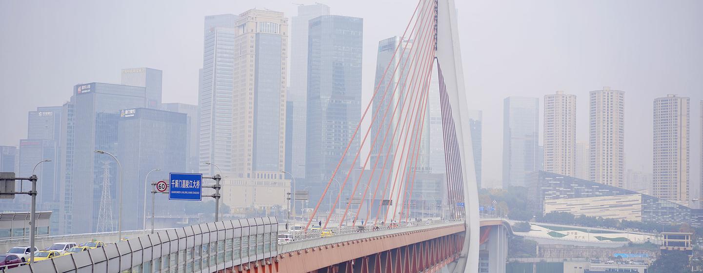 重庆千厮门嘉陵江大桥。（资料图）