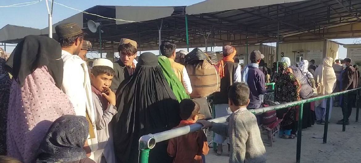 پاکستان کے صوبہ بلوچستان کے علاقے چمن میں افغان مہاجرین ملک بدری سے بچنے کے لیے رجسٹریشن مراکز پر اندارج کے لیے قطاروں میں کھڑے ہیں۔
