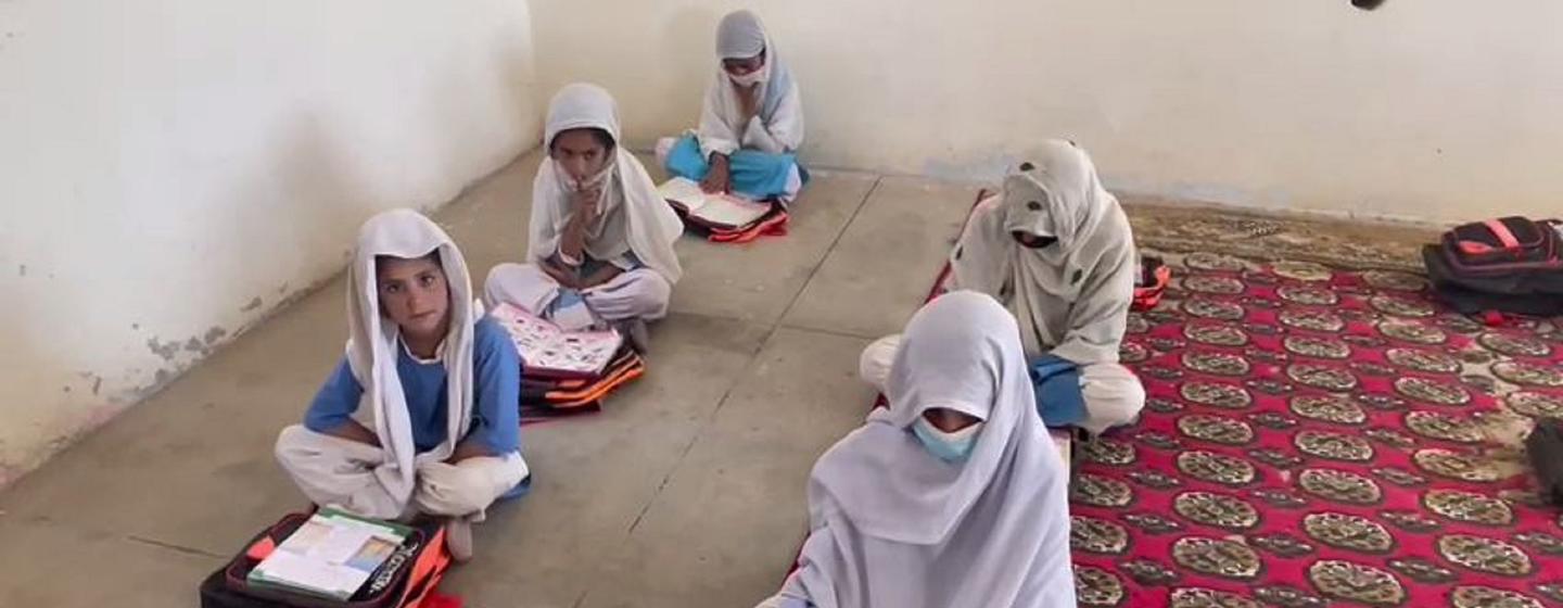 پاکستان کے صوبہ بلوچستان کے علاقے چمن کے افغان مہاجر کیمپ میں لڑکیوں کا ایک سکول۔