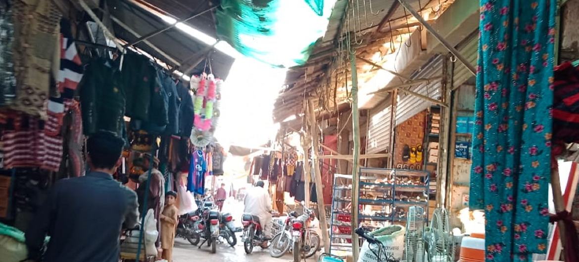 在巴基斯坦旁遮普省的米安瓦利，一处阿富汗难民营当中的临时市场。