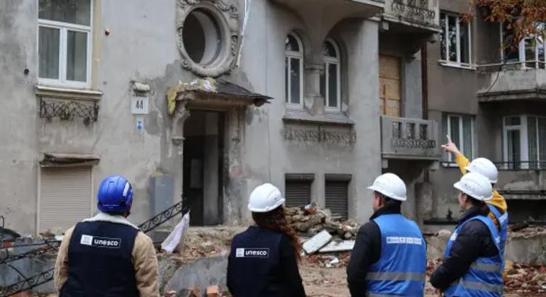 The UNESCO-ICCROM mission team conducting damage and risk assessment on the “Residential building – Building of the House of Ludwik Hirsz (Architectural monument of local importance)”. 