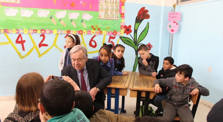 Katibu Mkuu UN António Guterres akipigwa picha na mwanafunzi wakati wa ziara yake katika shule moja katika Kambi ya Baqa'a, Jordan.