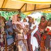 Mariam Mwinyi, Mke wa Rais wa Zanzibar na Muasisi na Mwenyekiti wa Zanzibar Maisha Bora Foundation akiwa kwenye picha ya pamoja na wanawake wanufaika wa mradi wa kuboresha lishe kwa watoto na wajawazito.