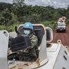 جنود حفظ السلام التابعين لبعثة الأمم المتحدة المتكاملة المتعددة الأبعاد لتحقيق الاستقرار في جمهورية أفريقيا الوسطى تقوم بدورية في جمهورية أفريقيا الوسطى.
